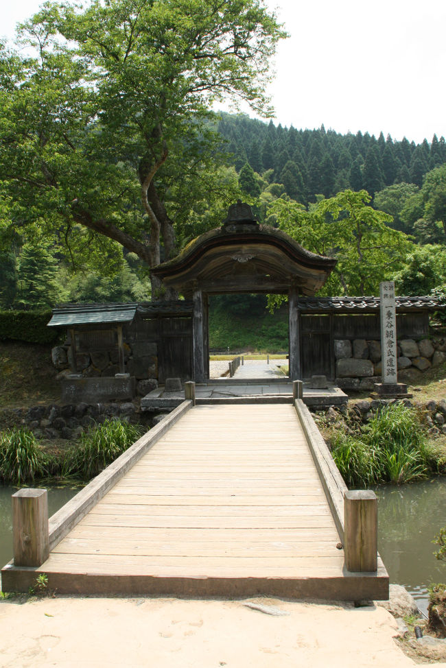 天気に恵まれたので福井まで足を延ばしました。名神高速・北陸自動車道を利用しての１泊２日の旅です。<br /><br />１日目は、福井市内の名勝養浩館庭園→花菖蒲の大安禅寺→百合の里公園→芦原温泉に宿泊<br />２日目は、北潟湖畔花菖蒲園→蓮如の里吉崎御坊→一乗谷朝倉氏遺跡を廻りました。<br /><br /><br />朝倉氏は５代目朝倉義景が１５７３年に織田・徳川連合軍と戦って敗れるまで５代１０３年にわたって越前を支配しました。一乗谷朝倉遺跡は、その朝倉氏の遺跡です。義景の館跡や館跡庭園、復原町並み等を見て回りました。<br /><br />所在地：福井市城戸ノ内町28-37<br />