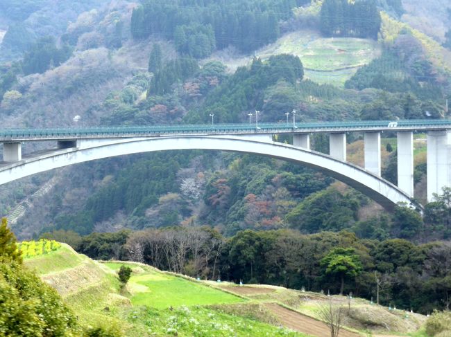 日本の神を覗く旅路・第1部記紀の神々01延岡から高千穂峡への道筋の景観