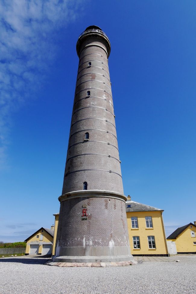 1239Sandormenのトラクターバスを降り，砲台跡に向かう．ここからのGrenen岬や灯台の景色もなかなか．ビジターセンターのキョスクでコカコーラフリーを飲み，再度徒歩でSkagenの街へ．途中1856年にできた灯台を見る．Skagenの町に帰り，メインのローレンティー通りを歩く．おなかが減ったのでチェーン店とわかっていたがJensens　Beef Houseでビールとランチステーキ．198DKK！4000円近くした．1454発のローカル79線，Skagen線でFredriksenへ．1530着，ロッカーから荷物を取り，1539発のICL56でAarhusへ向かう！