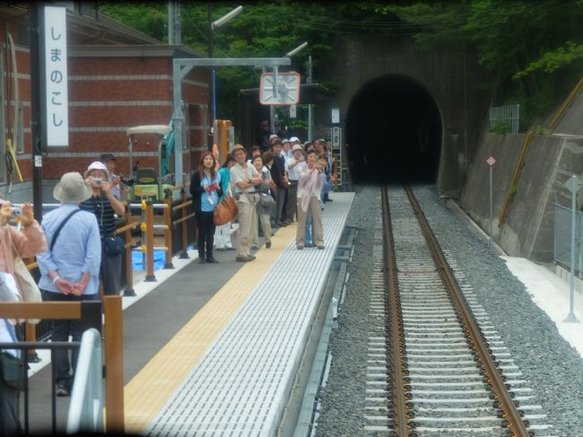 ３日目(６月２３日)<br />・釜石から宮古までのＪＲ山田線は、津波によりズタズタにされたままになっている。<br />並行する国道４５号線を路線バスが走っているので、それに乗りながら，ＪＲ山田線沿線の現状を見た。<br />・宮古から久慈までの三陸鉄道北リアス線は３年間不通であったのは、島越駅駅付近の路盤が流されたためであるが、島越駅で途中下車し、再建途中ではある島越駅を見た。(写真)<br />駅舎に入れないので、ホームで待っていると、この駅から実家が近く、三鉄が開通したので、見に来たという女性に話しを聞いた。その人の実家は丘の上にあったので津波被害はなかったが、駅の近くに住んでいた住人は多くの人が流された。駅近くの家は高台移転をするようだが、これから先まだまだ大変だ、そうだ。駅周辺は何もなくなってしまっている、とも。<br />久慈ではＮＨＫ朝ドラで話題になった、久慈駅前ビルが解体されることになっていた。この駅ビルにはあまちゃんの看板が飾ってあったが。<br /><br />３日目のコースは<br />釜石１０：３３⇒岩手県交通のバス⇒１１：３７山田町の船越駅前という停留所で乗り換え１３：１５⇒岩手県北バスで⇒１４：０３宮古駅前１５：０５⇒三陸鉄道北リアス線で⇒１５：５１島越で途中下車１７：１７⇒１８：０５久慈１８：１４⇒ＪＲ八戸線で⇒２０：０１八戸泊