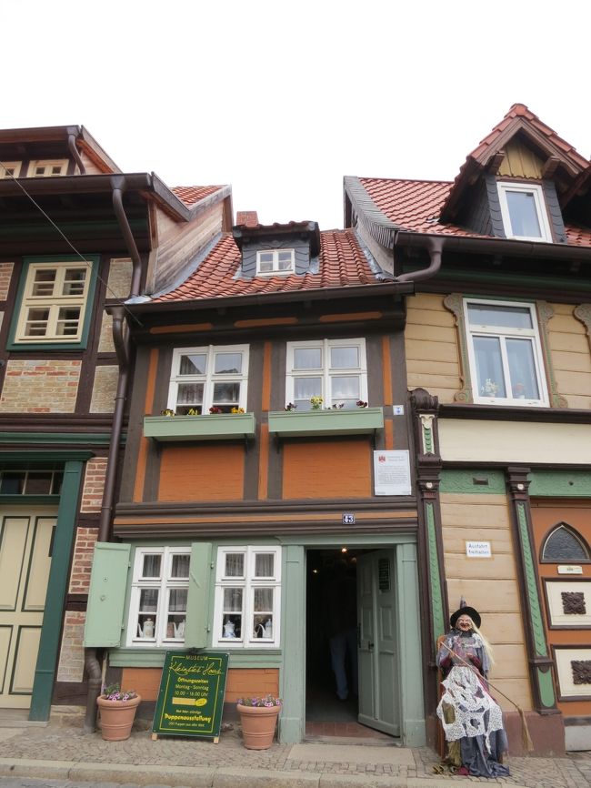 2014年5月4日（日）Wernigerode　ヴェルニゲローデ　の街へ♪<br />街並みを散策しながら、　Kleinste　Haus　クラインステ・ハウスへ。<br />前回行った時、中に入ることが出来なかったのでリベンジです。<br />間口が3ｍで本当に本当に小さいお家です。<br /><br />前回、旅行記に記載した内容をそのまま、アップさせて頂きます。<br /><br />---ここから---<br />2012年5月4日（金）ベルニゲローデの街は見所がたくさんあります。<br />その中の一つでクラインステ・ハウス。<br />軒高さは4.2m、間口2.95mの小さな小さな家です。<br />玄関ドアの高さも 1.7mあるかなぁって感じでとても小さい小さいお家です。<br />今回、タイミングが合わず中に入る事が出来なかったのですが、<br />外観だけでもこちらにアップさせて頂きます。<br /><br />------------------------<br />今回、中に入れることが出来てすごく嬉しかったです。<br />残念な事に写真を撮るのは禁止なのですが、興味ある内装で<br />面白かったので、たくさんの方に見て頂きたいと思います。<br /><br />