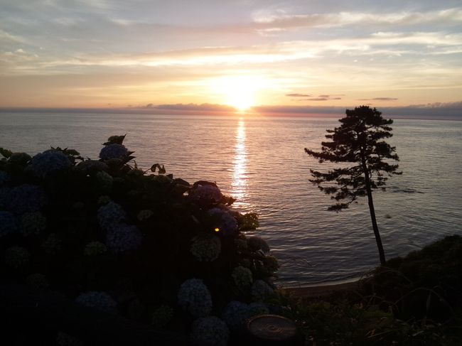 表紙は「日本海夕日ライン・夕日が丘公園」の夕日です。<br />海の上にかかった雲に邪魔されたのが残念でした。<br />車で、直江津から柏崎の海岸の景勝めぐりをしました。<br />