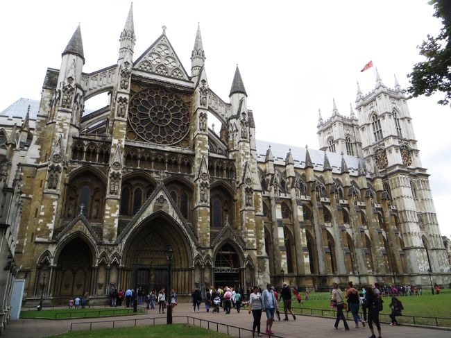 ロンドンでは教会訪問も大きな目的の一つであった。ただ、ロンドンにはあまりにもたくさんんの教会があり、すべて訪問するのは不可能である。恐らく100以上はあるものと思われる。そこで建築上特記すべき教会や個性的な教会を幾つか選んで、今回はそれらのみを訪問した。ロンドンには著名なセント・ポール大聖堂とウェストミンスター寺院があるが、あいにく両者とも今回は訪問する予定には入れてなかった。ただ後者は近くまで行く機会があったので、訪ねてみたいと思ったが、礼拝堂はその時間帯は閉まっていて入ることが出来なかった( ただ付属の施設には入ることができた )。イギリス国教会 ( Anglican Church )を中心に、カトリツク教会、ギリシャ正教会、メソジスト教会等を訪ねてみた。今回、訪ねた教会の内、主なものは以下の通リである。① The Parish and Municipal Church of Saint Pancras② Holy Trinity Church ③ Christ Church of Spitalfields④ Hinde Street Methodist Church⑤ St. Sophia Greek Cathedral⑥ St. Mattew's Church⑦ Temple Church⑧ Westminster Abbey* この表紙の教会はウエストミンスタ-聖堂の外観で、荘重なゴシック様式の、訪れる者に言い知れぬ感動を与えてくれる教会である。