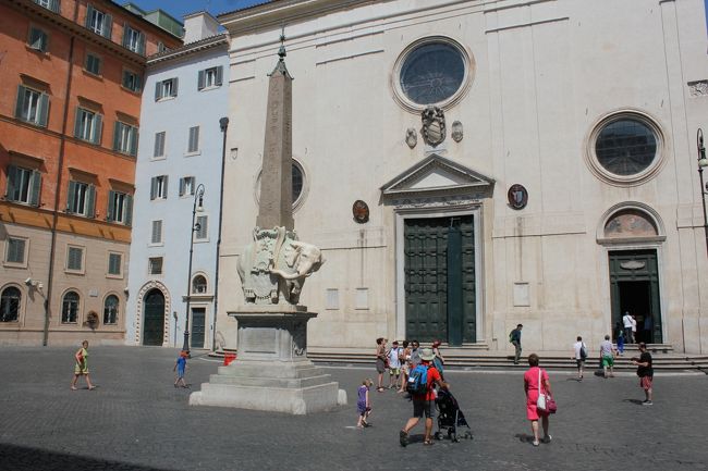 カラヴァッジョを堪能した後は<br />教会前のオベリスクを支える象の彫像はベルニーニの案だそうです。