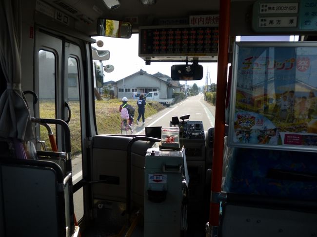 　ライバル・ＪＲ九州が運行する観光列車「ＳＬひとよし」「いさぶろう・しんぺい」と比べてしまうと、くま川鉄道の「田園シンフォニー」は、残念ながら地味であることは否めません。また、運行開始したばかりで、“おもてなし”のノウハウがまだまだ試行錯誤の段階かな・・・と思います。<br />　乗車してみようと思われる方は、単に人吉温泉ー湯前駅間を往復するだけでなく、是非是非、もう少し足を伸ばす“より道”を計画されてください。幸い、くま川鉄道は日中でも1時間に1本程度運行されており、地方鉄道としてはガンバッテおります。<br />　そして、公共交通といえば、路線バスも。<br />　事前にバス時刻表を手に入れて、あれやこれや計画を立ててみてください。