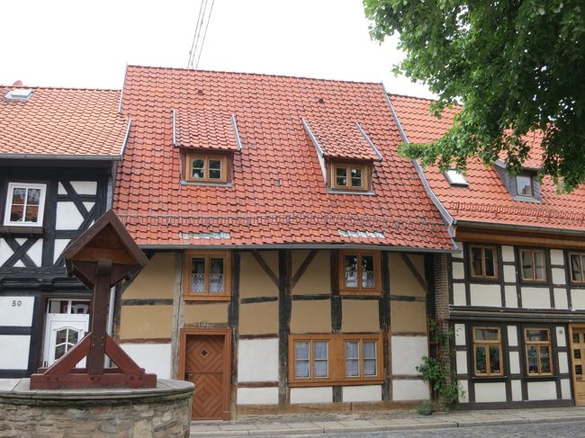 2014年5月4日(日）　Wernigerode　ヴェルニゲローデ　　へ♪<br />1400年ごろに建てられた古い古いお家があるので見学へ☆<br /><br />今回も時間がなくて、ヴェルニゲローデのお城まで行く事ができなかったので、<br />次回！絶対行きたいと思います。<br /><br />表紙の写真が最も古い建物です。<br />