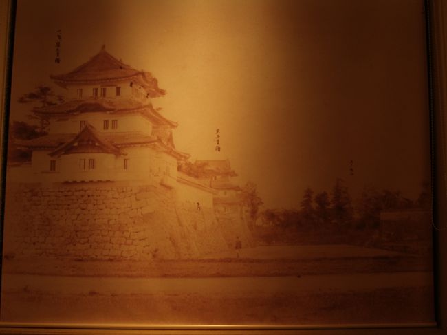 　東京国立博物館の常設展示に古写真を集めた「歴史の記録」と銘打った古写真の展示がある。日光東照宮などは今とはそれほど変わってはいない感じであるが、江戸城古写真も1枚だけあり、二の丸巽三重櫓と東三重櫓が写っている。弘前城や名古屋城、大阪城などには三重櫓が多く残っているのだが、江戸城では富士見櫓しか残っておらず、桜田巽二重櫓や伏見櫓が現存しているために、櫓は二層櫓ばかりであったかの錯覚を覚える。しかし、天下の巨城であった江戸城がそんなはずがない。<br />　毎日新聞社の日本の城（2013年03月12日）にも明治初年（1868年）に撮られた江戸城古写真が掲載されており、正面に旧江戸城本丸巽三重櫓、右は桔梗門、遠方が二の丸巽三重櫓が写っている。<br />　今朝の日経に「江戸城の再建費用350億円 「木造」観光立国の夢」の見出しで、認定ＮＰＯ法人「江戸城天守を再建する会」（東京・千代田）が進める江戸城の天守閣の再建構想が掲載されている。江戸城の天守閣は徳川家康（慶長11年（1607年））、秀忠（元和8年（1623年））、家光（寛永15年（1638年））と3代に亘って建替えられた。しかし、明暦の大火（1657年）（振袖火事）で天守が焼失した後は再建されなかった。<br />　坂下門などの立派な城門は残るが、桜田巽二重櫓や伏見櫓がなどの二層櫓以下しか残ってはいない江戸城跡に巨大な天守だけを再建してもバランスが悪かろう。富士見櫓以外の三重櫓の再建も必要になろうか？<br />（表紙写真は江戸城古写真）