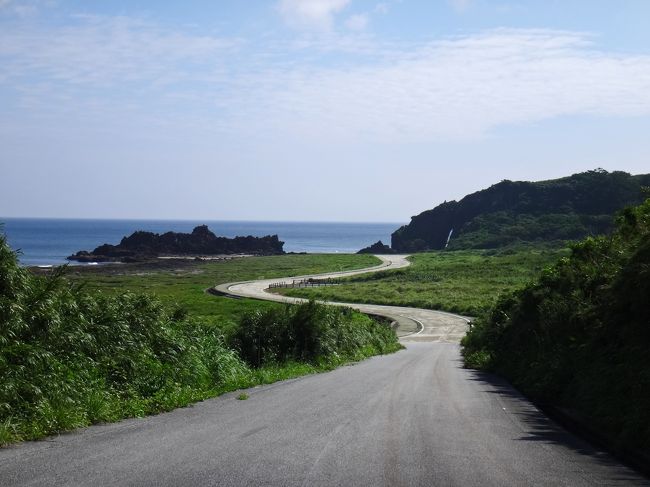 10数年ぶり2度目の久米島最終日<br /><br />久米島の神様のおかげで,昨日のハテの浜は晴れて素晴らしかったし,最終日も晴れ!<br />バイクで島を一周してみました<br /><br />【行 程】<br />◇1日目◇…久米島入り,曇り時々雨,奥武島の畳石やウミガメ館へ行く<br />『夏を待ちきれず 久米島 vol.1 ☆ ビーチへ行く前に,ワンコ・ニャンコ・ウミガメと戯れるっ!?』<br />≪旅行記→ http://4travel.jp/travelogue/10904050≫<br /><br />◇2日目◇…ハテの浜ツアー,夕方からバイクでブラブラ<br />夏を待ちきれず 久米島 vol.2 ☆ 君は美しすぎるっ!ハテの浜,ああハテの浜,ハテの浜…<br />≪旅行記→http://4travel.jp/travelogue/10904057≫<br /><br />◆3日目◆…朝から島内一周ツーリング,帰京