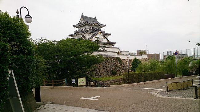 　泉州岸和田の自動車販売店へ。簡単にアドバイスをいただいて、帰路犬鳴山温泉へ、と企んで家を出ました。マニュアルに書かれている事が、良く理解できない・・・というか、買って3年目にして初めて読んだというのが正しい。しかし、読んだが理解できない所を、教えを請うた所であります。しかし、話が長くなり途中昼食に、岸和田城内「五風荘」にあるがんこ寿司へ行ったり。まあ体よくい言えば営業マンに遊んで頂いた様なものです。<br />　五風荘の庭園に面した、テラス風席が二人客程度用のようだが男２人には似合いの席です。四人以上はテーブルらしいが、テラスの方がGOODです。昼餉故、店がすすめるこってりマグロ料理などは無理ですが、蕎麦と天ぷらそして鉄火風寿司で大満足でありました。だんじり祭りでは、威勢良くだんじりが運行する城内も、普段は併設の高校生がランニングする閑静な景色です。<br /><br />　五風荘とは、岸和田城内にある近代和風建築と回遊式日本庭園。岸和田城二の郭の「新御茶屋」、「薬草園」の跡地に旧寺田財閥別邸として建設されたとか。