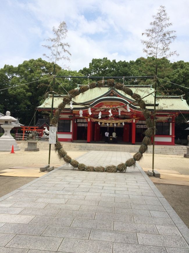 春日神社で。<br />上半期の罪穢れをはらい清める茅の輪が設置されていた。<br />水無月に設けられ・この季節のもののよう。