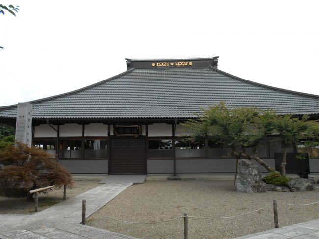JR高崎線神保原駅から徒歩で約25分、陽雲寺は正式には崇栄山・陽雲寺(よううんじ、埼玉県児玉郡上里町金久保)という漕洞宗の寺で、境内の説明板に拠りますと元久2年(1205)の創建と伝えられ当初は唄樹山満願寺と称していました。元弘3年(1333)上野新田荘在の新田義貞(にった・よしさだ、1301~1339)が鎌倉を目指す途中、当寺に立ち寄り鎌倉幕府打倒を祈願して不動堂を造立したと寺伝に認められ、以降は「新田勝軍不動堂」などと呼称されています。室町時代になりますと周辺を支配していた金窪城主の斎藤氏は当寺への帰依が厚く、天文9年(1540)当時の城主斎藤定盛(さいとう・さだもり)により堂宇が修復され、寺名を崇栄寺と改称しますが、天正10年(1582)の滝川一益と小田原北条氏直が死闘を繰り広げた神流川(かんらがわ)の戦いに巻き込ますべてが焼失してしまいます。天正19年(1591)、武田一族の一人として家康に旗本として召し出され関ヶ原の戦い及び大坂の陣での軍功を認められた川窪信俊(かわくぼ・のぶとし・武田信玄の甥、1564~1639)は養母の武田信玄夫人を伴い2千石を以て神流川戦いで荒廃した金窪城跡に陣屋を構え、信玄夫人は同様に廃墟となった崇栄寺に庵を営み元和4年(1618)に97歳の生涯を閉じます。信俊は養母の菩提を弔うためその法号である陽雲院を採って陽雲寺を建立、後に信俊の孫である武田信貞(たけだ・のぶさだ、川窪から本姓武田に戻す、1631~1711)が元禄11年(1698)丹波へ転封、陣屋は廃され保護者を失った陽雲寺は勢いを失います。2022年11月25日追記境内に掲げられた説明板には下記のように紹介されています。『 陽 雲 寺 所在地児玉郡上里町金久保701陽雲寺は曹洞宗の寺で、鎌倉時代初期の元久2年(1205)の創建と伝えられ、初めは唄樹山満願寺と称したという。元弘3年(1333)新田義貞が鎌倉幕府打倒を祈願して不動堂を造立したことが寺伝にみられ、以来、”新田勝軍不動堂”などと称され、室町時代には金窪城主斎藤氏の帰依が厚かった。天文9年(1540)斎藤定盛が諸堂を修復し、寺名を崇栄寺と改めたが、天正10年(1582)の神流川合戦の兵火で焼失した。天正19年、金窪の城主となった川窪信俊は養母である武田信玄夫人を伴って入封し、信玄夫人は当寺の境内に居住したが、元和4年(1618)に没した。信俊は、夫人の菩提を弔うため、その法号である陽雲院をとって寺号を崇栄山陽雲寺と改称した。元和5年には徳川幕府から御朱印5石が寄せられている。なお、境内には県指定文化財となっている元禄銘のある銅鐘や、県指定旧跡となっている新田義貞の家臣であった畑時能の供養祠などがある。 昭和60年3月 埼玉県上里町 』