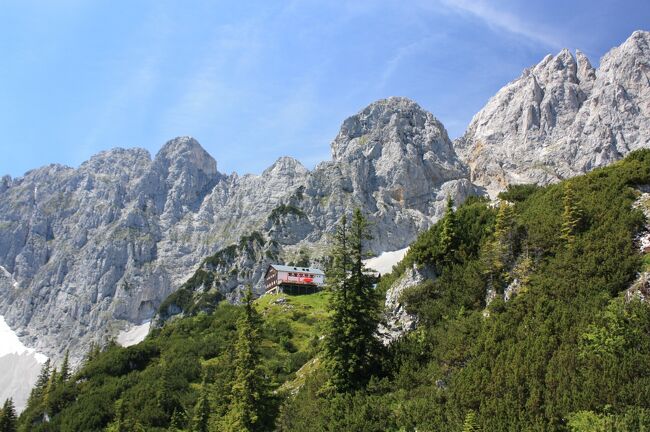 チロルのカイザーゲビルゲ（Kaisergebirge　皇帝山脈）。<br />この威風堂々とした名前を持つ山脈を知ったのは<br />今から16年前、「チロルパノラマ展望」という本の中で<br />この山脈の写真を見たことがきっかけでした。<br />とても雄大な景色で、以来、いつか自分の目で<br />この山脈を見ることが私の夢になりました。<br /><br />今回、4回目のチロルの旅で、ついに憧れの皇帝山脈に<br />行くことができました。<br />そして、ただ眺めるだけではなくハイキングすることもできたのです。<br />その充実感は何物にも代えがたく、圧倒的な迫力で迫る岩山を<br />歩いて体感することができました。<br /><br />この皇帝山脈のあたり、Wilder Kaiser地方は<br />チロルの中でも大変風光明媚な所として知られています。<br />ドイツやオーストリアのテレビドラマのロケ地にもなっていて、<br />沢山の観光客で賑わっています。<br />でもなぜか、日本のガイドブックでは一切紹介されていません。<br />Wilder Kaiser地方を旅する旅行記はとても少ないですし、<br />Wilder Kaiserをハイキングする山行記録もあまりありません。<br /><br />そこで今回は、まずWilder Kaiser地方とはどんな所なのかを中心に<br />旅の総覧を書いてみることにしました。<br />その後、日付順に、飛行機の搭乗記も含めて<br />旅行記を書いていこうと思います。<br /><br />今回宿泊したお宿は、４年前にホテルのHPを見てその絶景に驚いた<br />エルマウ村のKaiserhofです。美しい皇帝山脈の景色と<br />ゴー･ミヨ２つ帽の美味しい料理が自慢の、優雅な５つ星ホテルです。<br />このお宿に７連泊し、雨の日はホテルのスパなどでのんびりし、<br />晴れの日は山に行き、チロルの休暇を満喫しました。<br /><br />飛行機は往復ともアラブ首長国連邦の国営航空会社・エティハド航空の<br />ビジネスクラスで行きました。日程は次の通りです。<br /><br />6月27日（金）仕事帰りに、夜、成田空港から<br />　　　　　　　エティハド航空に乗ってアブダビ空港へ<br />6月28日（土）アブダビ空港で乗り継ぎ、エティハド航空で<br />　　　　　　　ミュンヘン空港へ→ショーファーカーサービスで<br />　　　　　　　ミュンヘン駅へ→列車（EC)でクーフシュタイン駅へ<br />　　　　　　　→タクシーでエルマウ村のホテルKaiserhofへ。<br /><br />　　　　　　　この日からホテルKaiserhofに7連泊し、<br />　　　　　　　天候を見ながら山に行ったり、ホテル滞在を楽しむ。<br /><br />7月5日（土）ホテルKaiserhofをチェックアウトしタクシーで<br />　　　　　　クーフシュタイン駅へ→列車（IC)でミュンヘン駅へ。<br />　　　　　　ル・メリディアン・ミュンヘンにチェックイン後、<br />　　　　　　レーンバッハハウスで大好きな青騎士の絵を鑑賞。<br />　　　　　　ル・メリディアン・ミュンヘン泊<br /><br />7月6日（日）ホテルからショーファーカーサービスで<br />　　　　　　ミュンヘン空港へ<br />　　　　　　→エティハド航空でアブダビ空港乗り継ぎ<br /><br />7月7日（月）午後、成田空港着<br /><br />この写真は憧れのWilder Kaiserに登った時のものです。<br />総覧は分かりやすいように、晴れの日の風景を中心にまとめました。