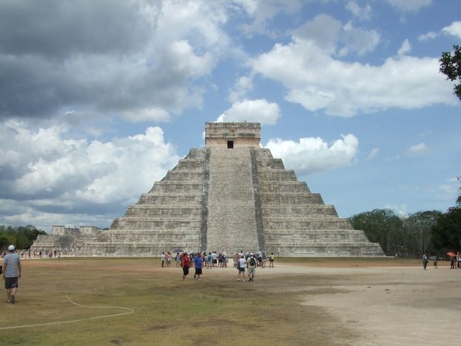 ◆旅跡（タビアト）◆<br />■１日目（2013/5/18）：成田〜【カナダ】バンクーバー〜【メキシコ】メキシコ・シティ<br />■２日目（2013/5/19）：メキシコ・シティ<br />■３日目（2013/5/20）：メキシコ・シティ〜テオティワカン〜メキシコ・シティ〜（パレンケ）<br />■４日目（2013/5/21）：（メキシコ・シティ）〜パレンケ<br />■５日目（2013/5/22）：パレンケ〜メリダ<br />■６日目（2013/5/23）：メリダ〜クサマ〜メリダ<br />★７日目（2013/5/24）：メリダ〜チチェン・イツァ〜カンクン<br />□８日目（2013/5/25）：カンクン〜（【ベリーズ】コロザル）<br />□９日目（2013/5/26）：（カンクン）〜コロザル〜ベリーズ・シティ〜キー・カーカー<br />□10日目（2013/5/27）：キー・カーカー〜ベリーズ・シティ〜【グアテマラ】フローレス<br />□11日目（2013/5/28）：フローレス〜ティカル遺跡〜フローレス〜（グアテマラ・シティ）<br />□12日目（2013/5/29）：（フローレス）〜グアテマラ・シティ〜アンティグア<br />□13日目（2013/5/30）：アンティグア〜【ホンジュラス】コパン・ルイナス〜コパン遺跡〜コパン・ルイナス<br />□14日目（2013/5/31）：コパン・ルイナス〜【エルサルバドル】サン・サルバドル<br />□15日目（2013/6/1）：サン・サルバドル〜【アメリカ】ワシントンＤ．Ｃ．<br />□16日目（2013/6/2）：ワシントンＤ．Ｃ．〜成田<br /><br />７日目、チチェン・イツァへ。<br />ここはすっげー観光地で。<br />観光客の多さにちょっとびっくりした。<br /><br />（大きい地図はこちら）<br />http://atsu.d.dooo.jp/roaming/kaigai/12_CentralAmerica/CentralAmerica.htm<br /><br />（日記はこちら）<br />http://ameblo.jp/atsuuu/entry-11881624248.html