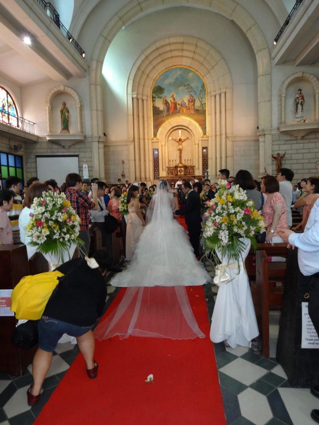 久しぶりにフィリピンでの結婚式に招待されました。<br /><br />友人の奥さんの弟が結婚されるので招待されました。<br /><br />敬虔なカトリッククリスチャンで結婚式もそれに従い<br /><br />教会で行われました。<br /><br />教会内部の正面の祭壇には十字架に張付けられたイエスキリスト像が<br /><br />ありますが、これがカソリックを表す祭壇です。<br /><br />＊教会正面入り口から祭壇まで続くヴァージンロード。<br /><br />