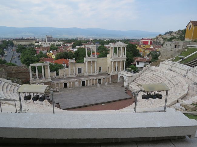 ブルガリアの第２の都市で、その歴史は古く、紀元前４世紀にはマケドニアの主要な都市のひとつとなり、ローマ・ビザンツ時代には大発展し、議事堂や競技場、円形劇場が建設されました。その名残りは町のあちこちの遺跡として見ることができます。<br /><br />第１次、第２次ブルガリア帝国の時代を経て、１４世紀になるとオスマン朝の統治下に入ります。ジュマヤ・ジャーミヤやイマレット・ジャーミヤなどのモスクが現役で残っています。また、１８世紀から１９世紀の民族復興期の建物は、旧市街に多数残されており、古いお屋敷巡りは大人気です。<br /><br />旧市街と新市街の境目にある広場がジュマヤ広場で、ジュマヤ広場と中央広場を繋ぐのが、歩行者天国になっているアレクサンダル・バテンベルク通りです。お洒落なブティックやカフェ、レストランが並び、若者達の人気のスポットで、いつも賑わています。