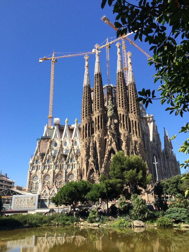 陸マイラーが、スペイン旅行に行きました。<br />ルートは、<br />成田発→オーストリア航空→ウィーン経由バルセロナ（２泊）<br />→ブエリング航空→グラナダ（１泊）→レンタカー→コルドバ（１泊）<br />→鉄道AVE→マドリッド（２泊）→ルフトハンザ航空<br />→ミュンヘン経由羽田着<br />です。<br /><br />バルセロナは、ガウディの世界遺産中心で回っています。<br />他も、基本的に世界遺産メインでした。<br />観光ルート設計の参考にしていただければ、と思います。