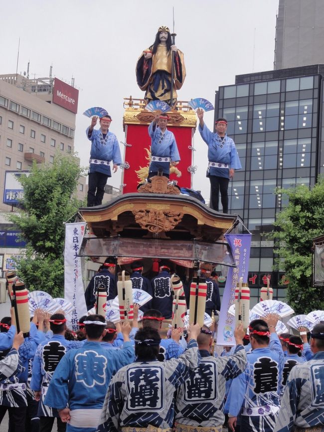 成田山のお祭りを久しぶりに見に行きました<br />７月４，５，６日3日間行われているのですが２日目・３日目連続見に行く羽目になりました<br />やはりお祭りはいいですね<br />やぐらの上の人形は電気仕掛けで上げたり下げたりするんですね<br />いろいろ見れて良かったです