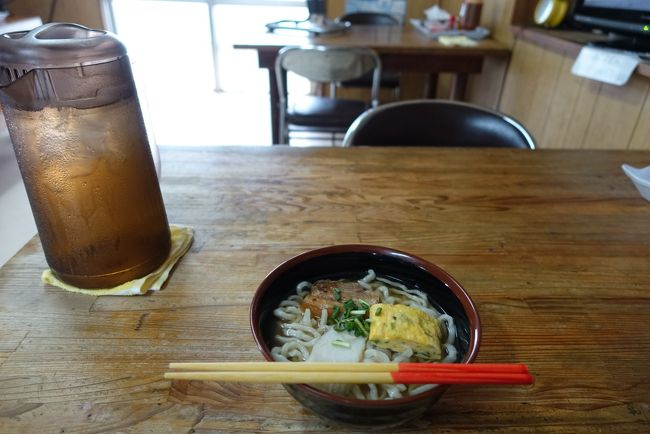 南大東島の二日目は原付きをレンタルして島を巡りました。<br />原付きを借りる受付は電気屋さんでしました、となりに同じ名前で自動修理の店等、他ありましたので色々と商売をされてるのでしょう。<br />後は、ガイドに載ってる場所を転々と見てまわりました。<br />離島はどこもそうで眺める海はきれいな紺碧色でした。<br />天気があまりよくなかったのでぼんやりと北大東島も見えました。 <br />お昼ご飯は、せっかくなので大東そばをいただくことに。<br />宿泊先の前にあるお店へ。麺の感じは赤いキツネの感触でした。 美味しかったです。 ちょうどお昼時で、島で働いてる方々が続々とお見せへ入ってきて思い思いの昼食を頼んでました、人気のお店なんでしょうね。<br />後、驚いたのがパチスロ専門店があった事です。<br /><br /><br /> 