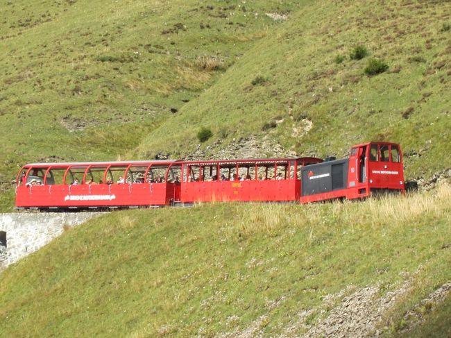 お天気が最高の日、ブリエンツのロートホーンに家族で出かけました。<br /><br />http://www.brienz-rothorn-bahn.ch/jp/home.html<br /><br />Brienzの登山電車は本当にのんびりと山を登るので、スイスのどの登山電車よりお奨めです。所要時間は頂上までだいたい1時間ぐらい。<br /><br />車で行く場合、Brienzに着くとPの表示があるので、それに従って車を進めると、大きな有料駐車場に着きます。機械で駐車料金を選び、チケットを発行し、チケットを車の中、前の左上に置きます。<br />チケットを置いてなかったり、駐車時間が過ぎてしまうと、最悪違反チケットが切られまので、注意が必要ですね。<br /><br />スイスの駐車代金の支払いは、3パターンに分かれます。<br />①駐車カードを要り口で取り、機械で支払う。<br />スイスではショッピングセンターでいくら買ったら駐車代金タダ、とかのサービスはないです。<br /><br />②駐車場所に番号が書いてあり、機械にその番号を入力し、駐車する時間分のお金を入れます。その場合、チケットは車におく必要はありません。が、チケットが出る場合＜出ない時もある＞、車に置いてる方が安心ですね。私はいつも置いてます。<br /><br />③駐車代金を支払い、チケットを車の中の左前に置く。<br /><br />値段は往復で80フラン以上と高いですが、半額カード利用と子供は子供カードを利用するとタダになります。子供カードは年間40フランぐらいで指定した親と同行の場合、殆ど全ての交通機関がタダになります。旅行者でも買えるので、子供が一緒の場合、利用した方が良いですね。大人半額カードは旅行者用の1ヶ月用のがあります。100フランぐらい？<br />http://www.sbb.ch/abos-billette/abonnemente/halbtax.html