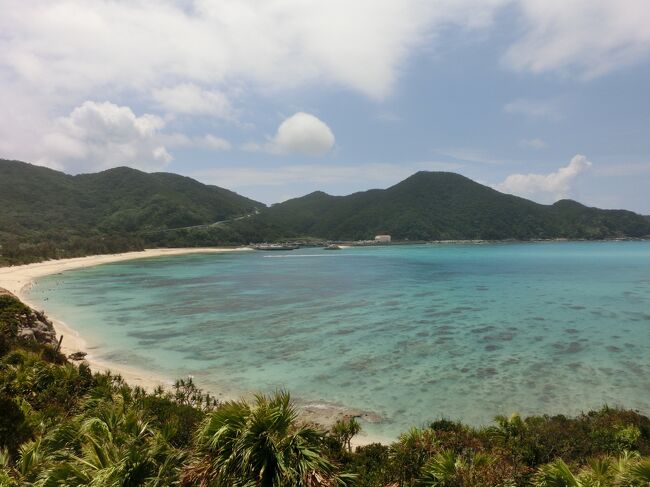 沖縄が最も輝くのは、梅雨明けの7月初旬！<br />ところが私はどうも海との相性が悪いのか、毎回雨。<br />沖縄はもちろん、紅海でもグアムでもバリでも豪州でも雨！<br /><br />今回、天気予報は前日まで雨。<br />しかも降水確率90％で、確度はＡ。<br /><br />車の運転ができない私がひとり那覇にいてもやることはない。<br />航空券を捨ててしまおうかとさえ考えました。<br /><br />那覇入りしてダラダラしてるうちに、一部の天気予報が「明日は晴れ」と言い出したのです。<br />万が一のため、船の予約はキャンセルせずに残しておいたのですが、大正解☆<br />快晴となった当日、すでに午前中の船は満席でした。<br /><br />慌てて原付の手配を(こちらはベテランドライバーなのですw)し、<br />念願の渡嘉敷島へ渡ったのでした。<br /><br />例えるなら9回2アウト3点ビハインドから勝ったようなもんですね！<br />汗と日焼け止めと塩で全身ぐっちゃぐちゃになるのも爽快ですゝ(°∀°*)ﾉ<br /><br /><br />【行程】<br />①夕方、成田→那覇移動のみ。<br />　この時点では、雨ならカフェめぐりとショッピングだけで帰ろうと思っていた。<br />②5時の気象庁予報で渡嘉敷島行きを決断。<br />　9:00の高速船と16:00のフェリーで日帰りなので、<br />　動けたのは賞味5時間半くらい。<br />　最終便で那覇→成田へ帰還。<br /><br /><br />※※※注意※※※<br /><br />ダイビングはダメ、お酒もダメ、マッサージもダメ、お腹が冷えるから長時間の海もダメ、の妊婦だってアクティブに楽しみたい！<br /><br />しかし、私は妊娠中の原付運転を推奨するわけではありません。<br />転倒した場合に大けがする可能性がありますからね。<br /><br />迷っている方へ判断のポイントを書いておきます。<br /><br />①原付運転の経験値<br />車の免許だけでは厳しいかと思います。<br />島では携帯の電波が入らないところもあり、いつも晴れとは限らないですし、<br />そもそもの操作に慣れていないとトラブルになる可能性があります。<br />私は原付通勤をしていたこともあり、40,000km以上の走行経験があります。<br /><br />②離島特有の道路事情を知っているか<br />空いているのでついスピードを出したくなりますが、ここは離島。<br />突然砂利道になったり、滑りやすい牧草や動物の落し物があったり、<br />特に台風一過は倒木や落ち葉なので悪路となっていることも。<br />妊娠前に、どの島でもいいので走った経験があるとベストです。