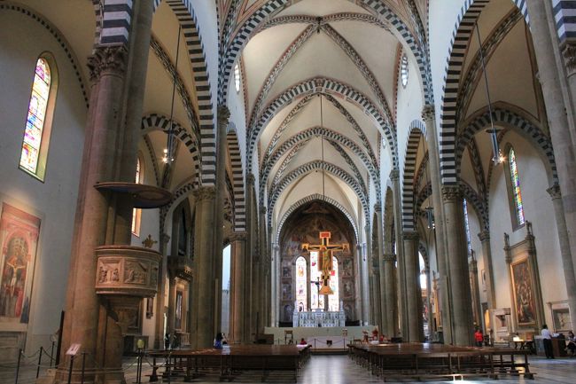 ホテルからすぐなのにまだ行っていなかった場所<br />サンタ・マリア・ノヴェッラ教会へ行きました。<br />フィレンツェカードでの入り口はツーリストインフォメーションの所からでした。<br />14世紀半ばに完成された教会でたくさんの素晴らしいフレスコ画や<br />美しいステンドグラスがたくさんありました。