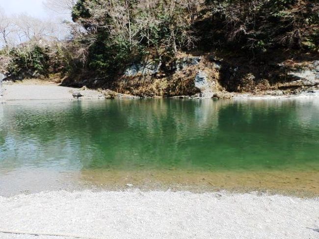 長瀞渓谷(ながとろけいこく)は埼玉県秩父郡長瀞町にある荒川上流部の全長約6km 渓谷・国指定の名勝・天然記念物で県立長瀞玉淀自然公園。<br />1878年に地質学者ナウマン博士の調査によって再発見されライン下りと岩畳(特別天然記念物)が有名でカヌーやラフティング、キャンプが出来る。<br />岩畳は三波川変成帯と呼ばれる変成岩帯が地表に露出しているところで壁面は南北方向にのびる垂直の割れ目(節理、断層)にそって岩がはがれ落ちて形成されたと言われている。<br />秩父赤壁は荒川による侵食のため急な崖で岩畳付近の対岸を指しており中国揚子江が刻んだ「赤壁」に因んで名付けられた壁で黒色片岩中の鉄分が染み出し酸化したため赤くなったとのこと。<br />長瀞渓谷ライン下りは荒川中流にある長瀞渓谷の巨岩のある淵瀬、高さ数十メートルの秩父赤壁といわれる岩壁、岩畳などを見ながら船下りする観光で船頭のガイドで春は芝桜、夏は涼風、秋は紅葉の渓谷美、冬は名物「こたつ舟」が楽しめる。長瀞渓谷(ながとろけいこく)は美しいところだ。<br />(写真は長瀞渓谷)<br />