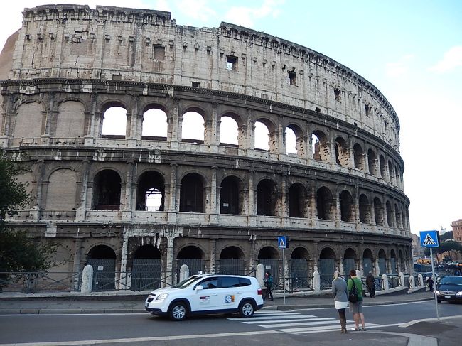 ★Part2のローマ2日目は<br />ローマ市内を乗り降り自由の「110OPEN バス」に乗って、各地を巡りました。<br />コロッセオ～フォロ・ロマーノ～真実の口～トレヴィの泉～スペイン広場～ポポロ広場<br /><br />※初めてのヨーロッパ旅行<br /><br />今まで海外旅行はアジアしか行ったことがなかったのですが、今回初めてヨーロッパへひとり旅に行ってきました。<br /><br />ローマ～フィレンツェ～ヴェネツィア～パリ～フランクフルト<br /><br />冬に行ったため、<br />①ヴェネツィアやモンサンミッシェルなどの観光地があまりにも寂しかった<br />②日が出ている時間の短さに驚き<br /><br />ホテルや電車が安かったり、といったメリットもきっとあったのでしょうが、今度はまたオンシーズンにも行ってみたいなぁと思いました。<br /><br />電車が好きなので、都市間はなるべく電車・特急列車を利用しました。駅も特徴的で素敵でした。