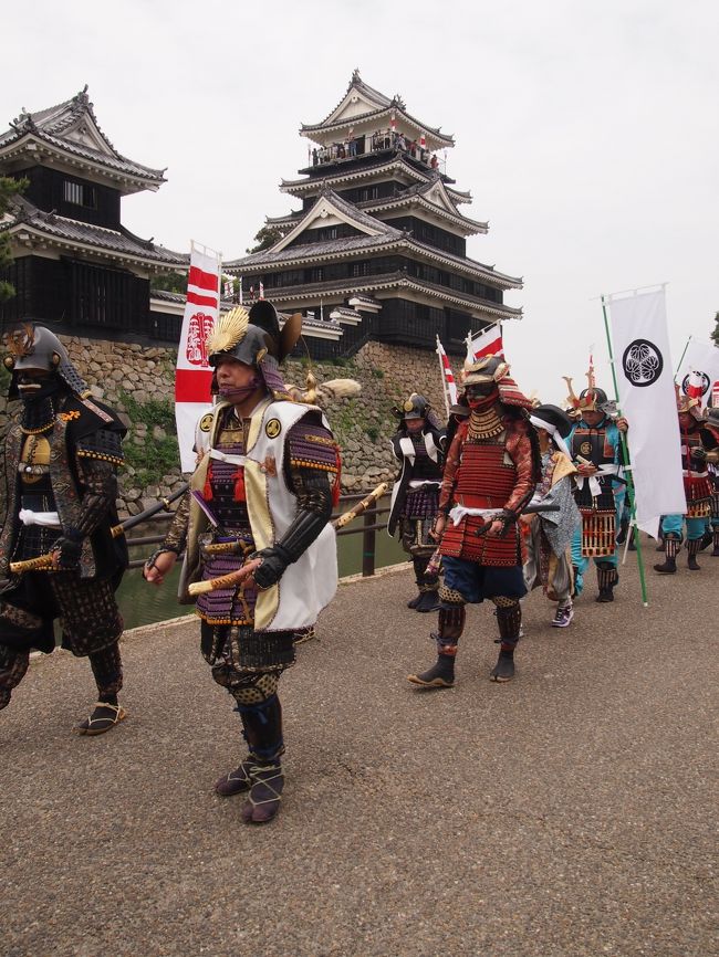 日時　　　２０１４年５月１７日（土）１０：００〜１７：００<br />場所　　　中津城<br />アクセス　JR日豊本線中津駅より徒歩１０分<br /><br />勝ちどき上げて勇ましく甲冑凱旋行列！！<br />「たにし祭り」が行われた。<br /><br />日本の歴史上　最も有名な戦いの一つである「長篠の戦い」において<br />長篠城（愛知県新城市）で武田勝頼の軍勢一万五千人を相手に１カ月にわたり籠城し堀のたにしを食べ飢えをしのぎ援軍を得て勝利を納めた。<br /><br />たにし祭りは　その前哨戦である「長篠城籠城」において　奥平信昌公の率いる籠城部隊が　城内の食糧が尽きても堀の「たにし」を食べて<br />織田・徳川の援軍が到着するまで<br /><br />城を守り通した事に由来しているそうです<br /><br />この戦いにより家名をおおいに上げ　未来を切り開いた奥平信昌は<br />信長公の一字を与えられ　家康公の長女「亀姫」を娶りました。<br /><br />そのあと奥平家は　徳川御連枝として　宇都宮藩主などを経て　<br />幕末まで中津藩十二万石を長く治めた。