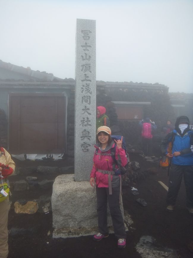 今年３月、なぜか富士山に登ろうと思ってしまい、ツアーを探しました。<br />まだ時期が早くて大手旅行社の富士登山のツアーは組まれていない中、富士エコツアーサービスというツアー会社がヒット。<br /><br />「初めての富士登山・安心コース」<br />とあります。<br /><br />私はウォーキングはしていたけれど、そんなに体力に自信がない、若くもない、登山の知識もない、高山病も怖い。<br />このツアー、いいかも。<br />さらに５つのコースがあって、レディースコースがあります。女性ガイドによる女性限定コース。<br />女性限定なら遠慮なくていかも。<br />レディースコースで組まれている日程が７月１０日（木）１１日（金）　２日お休みをもらって帰ってきてから２日休める。平日だから混んでいないし、と、このツアーに決定！<br /><br />その時点で、富士登山まで、あと３ヶ月ちょっとしかありません。<br />トレーニングしておかないと、実際に現地に行って苦しむのは自分です。<br />と思ったので、それまでの間になるべく多くの機会を使って山に登りました。（６箇所の旅行記あり）<br />駅でもエスカレーターは使いません。<br /><br />富士登山の日まであと１週間に控えた７月５日、台風の接近が見込まれていて、今後の進路はわからないけれど日程を変更するなら受け付けます。といった内容のメールがツアー会社から届きました。<br />天気予報を見ると、ちょうど予定日に直撃！すぐに７月１２日（土）、１３日（日）に変更してもらいました。<br /><br />このツアーの売りの一つは、一番頂上に近い富士宮口から登り、御殿場ルートで降りるということだったのですが、今年は大雪で静岡県側の残雪が凍って危ない状態、７月１０日に山開きする予定が１７日になってしまったと言うので、一番ポピュラーな吉田口から登って、須走りルートでの下山となりました。<br /><br />結果、写真のように富士山初登頂成功しました！<br />でも、トレーニングしたのに空気が薄いのはやはり過酷！　下山も砂走りが終わったあたりで膝が死んで少し歩いては休み。いつ、この苦しみが終わるのか・・・<br />やさしいガイドさんに、急がなくていいからと励まされ、なんとか下山することができました。<br />こうしてツアーメンバー１６人、全員登頂成功！<br />