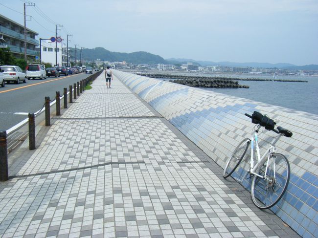 愛用の自転車と一緒に、<br />小田急線に乗って、江ノ島に着いた。<br /><br />江ノ島～鎌倉、　<br />そして帰路、鎌倉～江ノ島～藤沢へとポタリング！