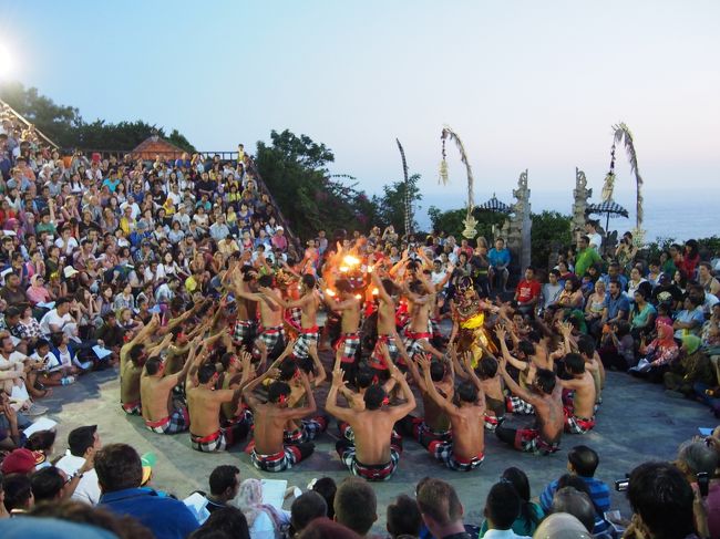 ６月１５日（日）<br /><br />バリ島での３日目は日中はビーチへ行って遊び、夕方からウルワツ寺院でのケチャダンス鑑賞<br /><br />ビーチではウミガメの島へも行き、<br />娘の勇気ある行動に尊敬？しつつ、物凄い体験ができた?(ﾟДﾟ)<br />（私は撮影に没していたがσ(^_^;)）<br /><br />夕方からのケチャダンス鑑賞は、<br />滞在中の旅程を考えながら、どうしてもこれだけは外せないと思っていた<br /><br />それは私が小学生の時に、音楽の授業で世界の音楽として色々な国の音楽を教わり鑑賞したのだが、このケチャは子供心にもとっても印象深く、記憶に強く刻まれた<br />そんな子供の頃は「遠い世界の音楽」だという感じだったので、何十年先に実際に見れるなんて想像もしなかった<br /><br />そして娘もやはり小学生の時に音楽の授業でケチャを聴いたという<br />やはり印象深くて強く記憶に残っていたようだ