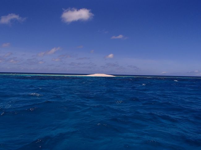 宮古島から池間島を過ぎ　神の島大神島を横目に向かう先<br />八重干瀬（やびじ）は池間島の北約 5〜22kmに位置する<br />日本で一番大きな珊瑚礁の集まりです。<br /> <br />八重干瀬は、南北約17km、東西約6.5kmの広さ<br /> 名前がついているサンゴ礁が 44　その他約 74 の小さなサンゴ礁も合わせると、約 118のサンゴ礁が集まっているそうです。<br />八重干瀬という名称の由来には諸説があり、8つの干瀬からなるからとも、干瀬が幾重にも重なっているからとも言われているそうです。<br />普段は海面下にありますが、春から夏にかけての大潮の低潮時には<br />島のようになる広い礁がいくつかあるので、「幻の大陸」「幻の島」<br />とも呼ばれています。<br />