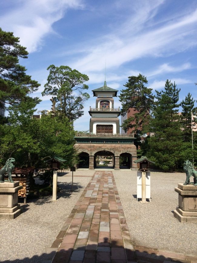 4日間の北陸旅行最終日。<br />今日は朝からいい天気！<br />ホテルに車を置いて尾山神社、武家屋敷、<br />兼六園の周辺散策をしました。