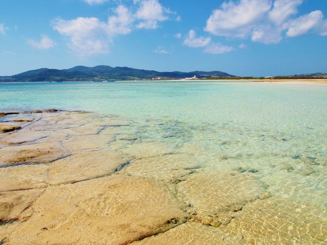 沖縄の離島の中でも比較的に安く行く事の出来る久米島。<br />宮古島や石垣島ほど魅力は正直無いかもしれませんが綺麗な海では負けていません。<br /><br />オフシーズンの１０月、とてもお得なチケットが見つかったのでこれは行くしかない！と予約。<br /><br />１０月の沖縄はまだ泳げるし、２度目の久米島、またハテノ浜にも行きたい！<br /><br />１日目　久米島着<br />２日目　ハテノ浜へ<br />３日目　レンタカーにて観光<br />４日目　観光＆帰宅<br /><br />チケット、ホテル　　　　　　３００００円<br />レンタカー　２日間　　　　　５０００円<br />ハテノ浜ツアー　　　　　　　３５００円<br />諸経費　トータルで旅費　約５００００円でした。<br />