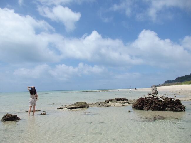 前回の6月の沖縄から戻ってから、お決まりの「沖縄熱」にかかり<br />毎日「おきなわ〜楽しかったなあ♪おきなわ行きたいなあ〜」と<br />頭の中から沖縄が離れず、=JALのマイルが溜まってるなあ〜=と<br />ホームページで特典航空券の空席状況を調べると、セントレア発の<br />沖縄行きは便数が少ないので満席ですが、羽田だったら<br />まだ空席がある!!!<br /><br />6月に沖縄から帰って来てからまだ1週間しか経っていない中<br />喫煙ルームに泊まって喉と鼻をやられて体調不良の娘に電話して<br />「沖縄行かない?今度は間違えないで禁煙ルームを予約するからさあ〜<br />美味しい沖縄料理食べて、ホテルでのんびり(まず無理!)してさあ〜<br />ねえねえ、行こうよぉ〜金曜日休めないかなあ〜」と<br />娘をなんとか言いくるめて、沖縄行き決定!<br /><br />1ヶ月前で特典航空券の 空席はかなり限られていて、<br />行きは羽田13:10発。帰りは12:00発の成田行きしか空きがなく<br />クラスJの残席が残り2席・・・・急げ急げ!早く予約を入れないと!<br />特典航空券の予約を入れると、一人18000マイル?!<br />その時は、焦っていて予約をしてしまいましたが、なぜ18000マイル?<br />カード割引14000マイル+クラスJ4000マイル(往復)<br /> =18000マイル<br />いつのまにかクラスJは片道2000マイルになっていた!!<br />以前は1000マイルだったはず・・・<br />往復4000マイルは、かなり痛い( ̄□ ̄;)!!<br />それだったら当日空きがあったら1000円払って、クラスJに<br />した方が良かった・・・と大後悔。llllll(-_-;)llllll<br /><br />そして一番心配していた台風が発生。ガ━━(゚Д゚;)━━ン!<br />果たして飛行機は飛ぶのか?沖縄の天気は晴れるのか?<br />去年の夏同様、最大限の落ち込みの中、沖縄へと向かう事になりました・・<br /><br />*雑貨屋さんやカフェでの店内の撮影は、お店の方の了解を<br /> 頂いております。<br />