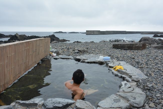 今回は前から気になっていた屋久島に友人と3人で2泊3日で行ってきました。<br /><br /><br />一日目は島内を一周。<br /><br />秘湯好きの自分にはテンション上がる野天風呂に入れて大満足♪<br /><br />滝も凄かった!  