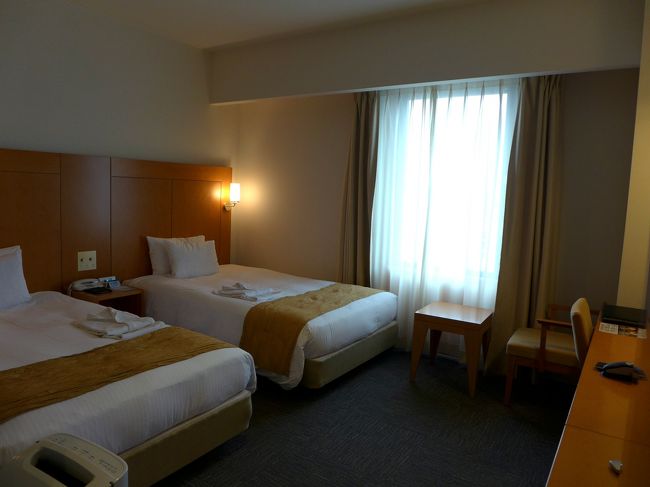 この日１泊するのは沖縄県庁辻向かい、奇跡の１マイルといわれた国際道路の入口に立つホテル ロコアナハ（Hotel Rocore Naha）。<br /><br />2008年9月にオープンしたホテルで、今回初めて利用します。<br />