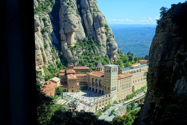グラナダからバルセロナにやってきました。バルセロナでは2泊しバルセロナ市内とバルセロナ郊外にある聖地モランセットを訪れることに・・・<br /><br />モンセラットは、スペイン国内で「巡礼路」として世界中に有名なサンティアゴ・コンポステーラと並ぶ２大聖地と言われ、また奇岩が有名なパワースポットとしても知られているそうです。<br /><br />とりわけこの地を有名にしたのは、修道院附属教会大聖堂にカタルーニャ守護聖人と崇められる「黒いマリア像」が祀られているから。言い伝えでは「黒いマリア像」がこれまでたくさんの奇跡を起こし、人々は巡礼を始めたという。<br /><br />この聖母像に祈りを捧げると、願い事が叶うという伝説があるらしい。フランスでもよく似た聖遺物信仰や奇跡を起こした聖人を巡礼する話はあり、訪れたことがあるが、この話を知り、是非モンセラットに行きたいと思い訪れることにしました。