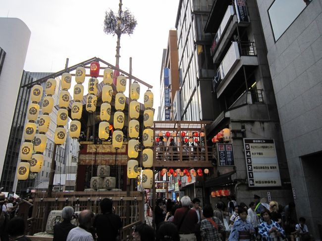 　祇園まつりは、７月１日の吉符入にはじまり、７月１７日の山鉾巡行を中心に約１か月わたる多くの行事が行われます。なかでも「宵山」は駒形提灯に灯が入り、鉾や曳山では祇園囃子が奏でられます。また山鉾町には、御神体の人形や豪華な装飾品などを飾ります。　