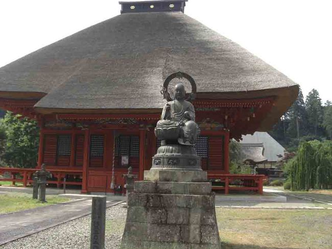 医王寺　その寺は山の麓にひっそりとありました。　梅雨空け間近の空からはギラギラと太陽の光が容赦なく照りつけ、人影のない寺の境内は時が止まったような静寂に包まれていました。<br /><br />訪れる人を歓迎するでもなく、拒むでもなく、新しい石碑を建てることも、巨大な石仏を置いて人の耳目を集めるでもなく、へつらうことも、おもねることもなく、かといって、不遜でもない、ごく自然な姿でにただ、そこに存在するだけのお寺です。<br /><br />駐車料、拝観料、入館料などと際限なく集金に余念のない観光寺とは無縁のありようです。<br /><br />医王寺を褒めすぎた後に、衝撃的な事実にを知りました。仁王門から金堂に至る参道の右側には百年は有に超える杉の巨木が林立していたのですが、全て伐採されてしまったのです。暴挙としか言いようのない野蛮な行為だと思います。いかなる理由でこうなったのか知りたい所です。<br /><br />資料は鹿沼市ホームページによりました。