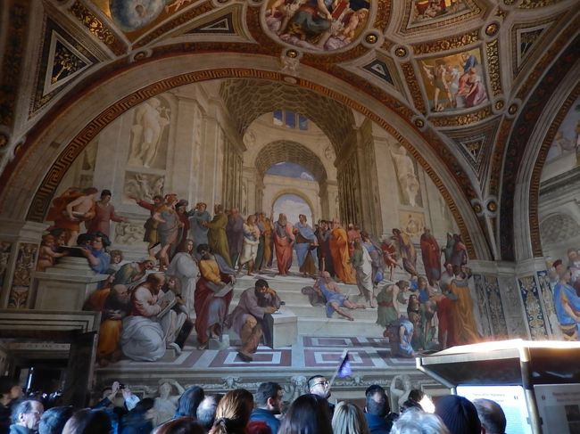 ★Part3のローマ3日目は<br />パンテオン、バチカン博物館、サン・ピエトロ広場などをまわりました。<br /><br />※初めてのヨーロッパ旅行<br /><br />今まで海外旅行はアジアしか行ったことがなかったのですが、今回初めてヨーロッパへひとり旅に行ってきました。<br /><br />ローマ～フィレンツェ～ヴェネツィア～パリ～フランクフルト<br /><br />冬に行ったため、<br />①ヴェネツィアやモンサンミッシェルなどの観光地があまりにも寂しかった<br />②日が出ている時間の短さに驚き<br /><br />ホテルや電車が安かったり、といったメリットもきっとあったのでしょうが、今度はまたオンシーズンにも行ってみたいなぁと思いました。<br /><br />電車が好きなので、都市間はなるべく電車・特急列車を利用しました。駅も特徴的で素敵でした。