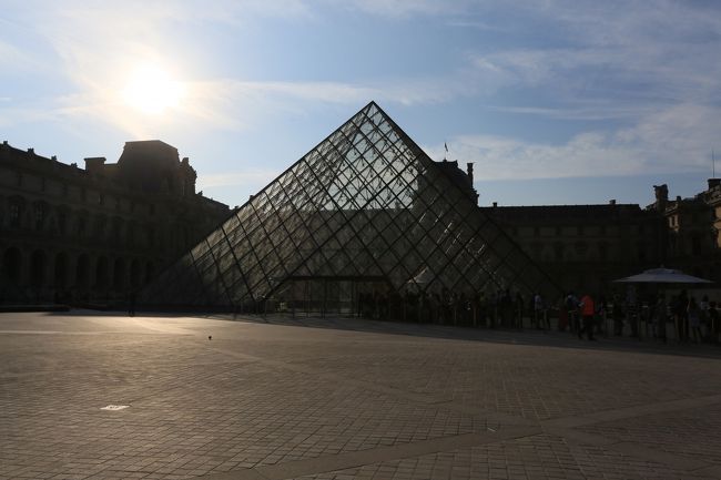 夏休みを利用してフランスとベルギーへ一人旅です<br />航空券＋ホテル＋鉄道はすべて自己手配での旅行です<br /><br />パリ散策：定番ですが、ルーブル美術館、ノートルダム寺院、オルセー美術館などなどです。<br /><br />フランス、ベルギー　一人旅(1)　成田〜パリ http://4travel.jp/traveler/hidenori_k/album/10907979/<br />フランス、ベルギー　一人旅(2)　パリ〜ストラスブール http://4travel.jp/traveler/hidenori_k/album/10907981/<br />フランス、ベルギー　一人旅(3)　パリ〜ブルージュ〜ブリュッセル http://4travel.jp/traveler/hidenori_k/album/10907982/<br />フランス、ベルギー　一人旅(4)　パリ：ルーブル、オルセー http://4travel.jp/traveler/hidenori_k/album/10907987/<br />フランス、ベルギー　一人旅(5)　パリ：ヴェルサイユ宮殿 http://4travel.jp/traveler/hidenori_k/album/10907989/<br />フランス、ベルギー　一人旅(6)　パリ：街中散策 http://4travel.jp/traveler/hidenori_k/album/10907990/<br />フランス、ベルギー　一人旅(7)　パリ〜ドーヴィル http://4travel.jp/traveler/hidenori_k/album/10907991/<br />フランス、ベルギー　一人旅(8)　パリ〜帰国 http://4travel.jp/traveler/hidenori_k/album/10908680/