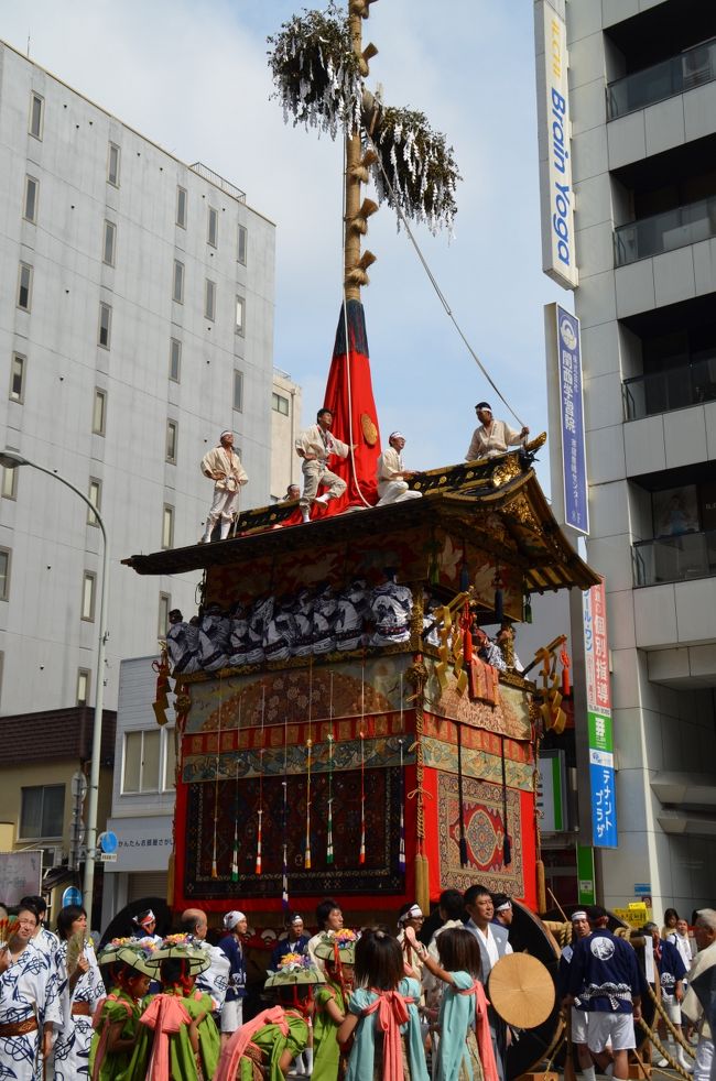 2012年に上賀茂神社・下鴨神社の葵祭、平安神宮の時代祭について投稿して以来2年越しになってしまったが、今年2014年の7月17日、やっと八坂神社（祇園社）の祭礼、祇園祭を見る機会に恵まれ、京都三代祭について完結することができた。とは言っても、祇園祭は7月1日から1か月間にわたって行われる長い祭であり、そのすべてを見ることは京都市民でないと不可能である。今年の祇園祭のほんの一部ではあるが、ご紹介しておきたいと思う。なお、2014年は、約半世紀ぶりに後祭が復活し、17日と24日の2度に分けて山鉾巡行が実施されることになった。昨年まで24日に行ってきた花傘巡行もコース変更をして開催され、また150年ぶりに復活する33基目の山鉾・大船鉾が復活、山鉾巡行のコースや宵山の日程などが従来と変更になったという。<br /><br />祇園祭の起源は、疫病の流行により朝廷が神泉苑で初の御霊会を行った863年と言われる。その後、869年に全国の国の数を表す66本の矛を卜部日良麿が立て、その矛に諸国の悪霊を移し宿らせることで諸国の穢れを祓い、神輿3基を送り薬師如来の化身とされた牛頭天王を祀り御霊会を執り行った。この869年の御霊会が祇園祭の原形となった。そして1世紀後の970年からは毎年行うようになり、これらの祭式は神仏混淆の儀式として成り立っていた。<br /><br />さらに室町時代に至り、四条室町を中心とする下京地区に商工業者の自治組織両側町が成立すると、町ごとに風情を凝らした山鉾を作って巡行させるようになった。応仁の乱での33年の中断や第二次世界大戦中の中断等はあるものの、現在まで続けられており、1000年を超える歴史がある。祇園祭という名称は、八坂神社がかつては神仏習合の祇園社と呼ばれていたことに由来する。その後明治維新による神仏分離令により神社名が八坂神社となった際に、祭礼名も仏教色を排除するため「祇園御霊会」から「祇園祭」に変更された。<br /><br />室町時代以来、祇園祭のクライマックスは山鉾巡行であり、現在では「巡行の前夜祭」である宵山に毎年40万人以上の人が集まる。しかし第二次世界大戦後、山鉾町の居住者が減少し、曳き手をアルバイトに頼ったり町内にある企業に応援を依頼することが増えたが、近年は住居の都心回帰が進み、マンションの新設により多くの山鉾町が保存会会員となり、行事は継続されているという。なお、「 京都?楸園祭の山鉾行事」はユネスコ無形文化遺産に登録されている。<br /><br />さて、春の葵祭、秋の時代祭と違って、祇園祭は真夏の行事だ。17日午前9時に四条烏丸をスタートして約2時間かけて市中心部を巡行する前祭山鉾巡行を見たが、とにかく暑い。熱中症対策が不可欠である。また葵祭と時代祭と同様に、チケット（3,180円）を購入して観覧席に座ることができるが、かなりの体力が必要だ。小生は短時間に行列を見物するため、観覧席には座らず、行列と逆方向に日影を歩くことにしたが、途中あまりの人出の多さに途中で断念、全ての山鉾を見ることはできなかった。<br /><br />それにしても、この炎天下に稚児を含めて1,500人以上の神輿担ぎ手が繰り出すという山鉾行列、1,000年の長きに渡り絢爛豪華な祭を存続させてきた京都市民に敬意を表したい。