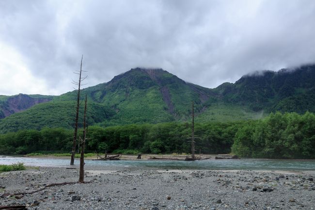 日頃のゴミゴミした都会から逃げ出し、新鮮な空気と風景に触れるために上高地へ<br />そこには神降地といわれるだけの景色がありました