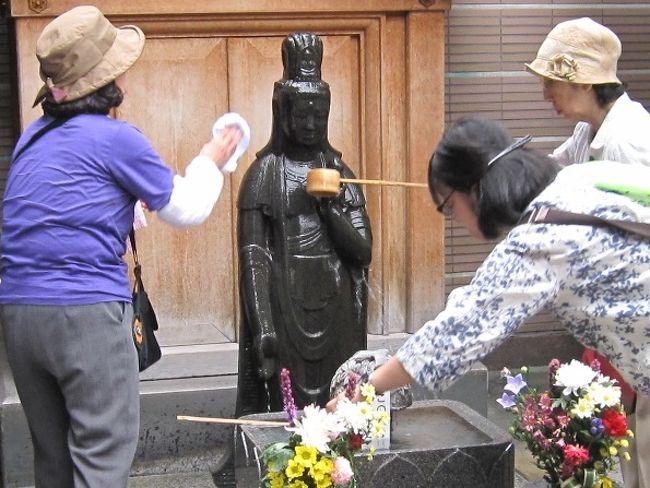 東京都豊島区巣鴨を散策し、真性寺、とげぬき地蔵、本妙寺、染井霊園、大正大学すがも鴨台観音堂（別名「巣鴨ざざえ堂」）などを見てきました。<br /><br />写真はとげぬき地蔵尊の「洗い観音」（聖観世音菩薩）に水をかけ、自分の悪いところを洗って、治ることをお願いしている女性たちです。