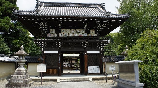 真夏の京都の西と東を楽しんできました。西は「梅宮大社」という神社。今回は初見です。付近に松尾大社、嵐山・嵯峨野が控えているので、余り目立たないですが立派な社です。<br /> 家内安全・健康祈願を神職が丁寧に祈祷して下さります。心身共に洗われたような爽やかな気分になるのは、周囲の樹木から出る精霊にもよるのか。途切れずお参りに来られるが、混雑して雑になると云った程でもありません。<br /> 昼食は正面通りの東の突き当たり手前南にある「道楽」です。正面通りとは豊国廟の正面から、東西本願寺を突き抜ける通りです。豊国廟へのお参り客向けの茶店であったのが始まりとか。店は、石田三成の軍師嶋左近の別邸跡と云われています。<br /> 中心市街地にある店故、古いだけで大した庭もありませんが、味は一流です。京都の有名料亭の会にも所属されている、十四代目飯田さんはマスコミ等にも良く出現されています。特徴的なのは味以外に量が多目と云うこと。今回は特に若い人が多かったので、この点も選定理由となりました。<br />