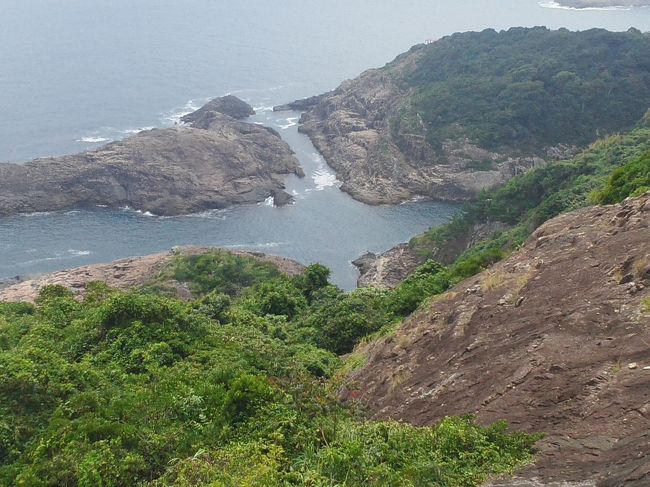 日豊海岸日向岬は5kmほどのリアス式海岸でこの一帯の岩は柱状節理(柱状岩)で四角い岩が長い間の波の浸食作用により削り取られて出来た珍しい地形をしています。<br />馬ヶ背は日向灘(太平洋)に突き出た柱状節理(柱状岩)の上に立つ岬、岩肌の色が馬の背の栗色をしていることや馬の背のように狭い岩場であることから「馬ヶ背」と呼ばれるようになった。<br />願いが叶うクルスの海は訪れると願いが叶うという不思議な言い伝えがあります。展望台から見えるクルスの海はその岩の形状が叶うという文字に見えるからここから言い伝えられたものです。願いが叶う鐘があるので鐘を鳴らして願い事が叶う事を祈ります。