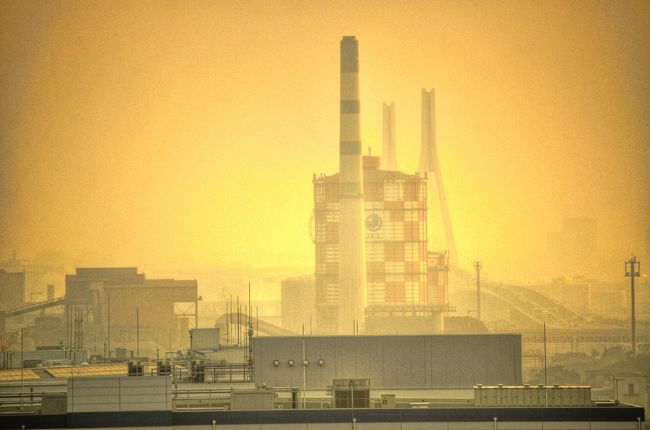 川崎市、東扇島。<br />本土から海底トンネルを抜け、その先左側にランドマークとなっている建物があります。<br />川崎マリエン。<br /><br />毎日、毎日その姿を見て前を通り過ぎているのに、一度も訪れた事が無いマリエンの展望室。<br />仕事に行く際にカメラ機材を車に積み込み。<br />定時後、マリエンに寄って工場夜景の撮影に挑みました!<br /><br />結果は、ちょっとなんだかなぁって写真ばかりですが。<br />ここも冬場に訪れたい場所です!