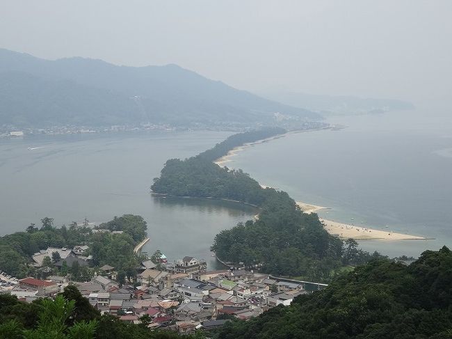 日本三景といえば・・・・・<br /><br />宮城（松島）、広島（宮島）とここ<br /><br />は〜い　知っていました<br /><br />いつかは行ってみたいと思っていたところです<br /><br />電車のきっぷを買ったときは何もわかっていなかった<br /><br />観光コースができているようでそこに行けるロープーウエーや船のチケットと一緒の１日券、２日券か普通の乗車券どうしますかと聞かれるが・・・・<br /><br />まあべたのとこだけ見れればいいので普通の乗車券で行くことにした<br />（教えてトラベラーで質問したときに北近畿タンゴ鉄道のフリーきっぷがあるかも知れないということだったがそれは販売が終わったということでした）<br /><br />基本的な観光コースは<br />表紙の写真が撮れる天橋立ビューランド→知恩寺→観光船→元伊勢籠神社→カーブルカー→成相寺<br />後はバスや船で舟屋に出かけたり近所の観光スポットめぐりと今の時期なら海水浴もできる<br /><br />人に寄っては１日、２日では行ききれない<br />これはしっかり計画立てないと無理という結論でした<br /><br />まあ今回は北近畿タンゴ鉄道に乗ってみたいというのが目的だということにして観光は雰囲気だけ味わえればいいかなぐらいのおおらかな気持ちでいるのでいいかなと（暑くて動き回る元気なかったのでちょうどよかった）<br />