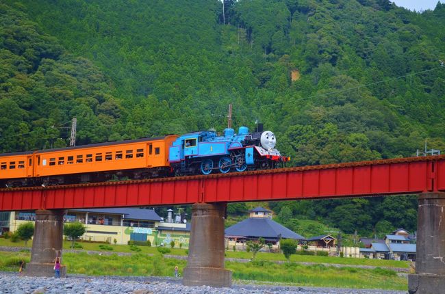 ４年前、富士山が悪天候で登山することが出来ずに代わりの観光で行った大井川鐵道。使用しているレトロな車体に感動しました。去年は初めてＳＬの動いている姿を見て今年に入りトーマスが走ると知ったら行くしかない！<br />トーマスは毎日運航しているわけではなく９，１０月はほぼ土日のみ。だったら運航の多い７，８月、夏休みに入ったばかりの平日の方が空いているだろうと思い平日を選んで行ってきました。折角川根まで行くのなら井川線に乗って秘境駅を訪れるのもいいかな〜とも思いましたが時間的に厳しかったので断念して寸又峡の夢のつり橋を訪れる事に。<br />新金谷〜千頭駅の１日１往復なので別のアングルで写真に収めたいと思ったのでちょっと調べてみてスポットを自分なりに選んでみました。<br /><br />千頭駅<br />　↓<br />寸又峡　夢の吊橋<br />　↓<br />千頭駅　トーマス撮影<br />　↓<br />塩郷駅　列車撮影＆吊橋<br />　↓<br />道の駅　川根温泉　トーマス撮影<br />　<br /><br />